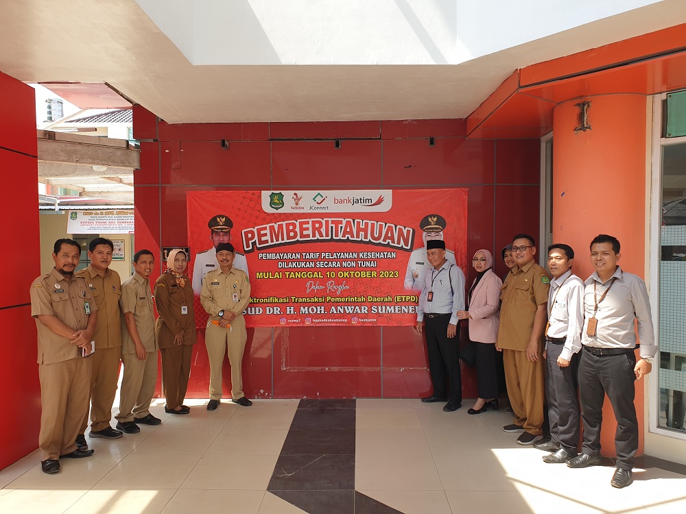 ADA YANG BARU: Direktur RSUDMA dr. Erliyati dan Sekkab Edy Rasiyadi didampingi pejabat struktural RS dan Bank Jatim berfoto bersama setelah memasang poster pemberitahuan. (RSUDMA UNTUK JPRM)