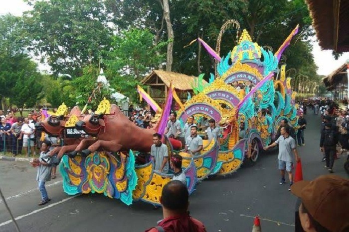 MERIAH: Festival musik tongtong di depan Masjid Agung Sumenep. (WARISAN BUDAYA TAK BENDA INDONESIA UNTUK RADARMADURA.ID)
