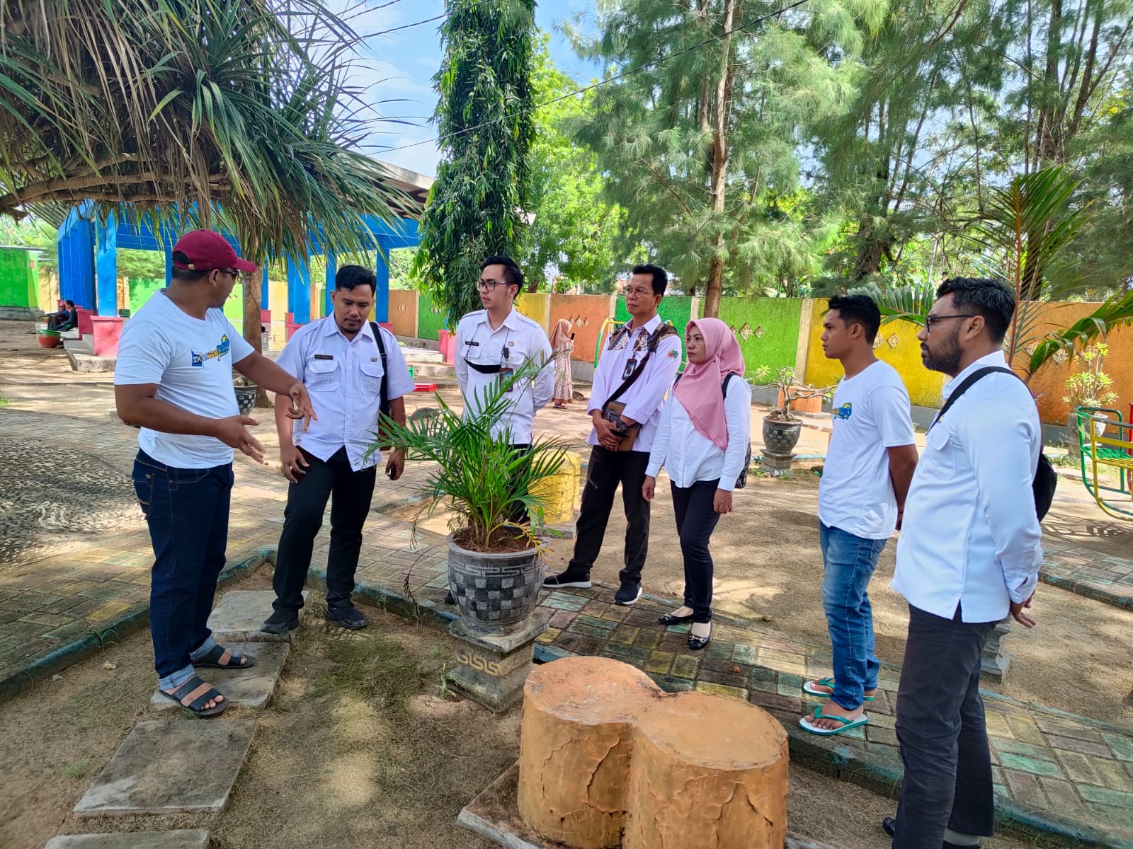 BUTUH PEMBENAHAN: Kepala Bidang Pariwisata Disporapar Pamekasan Moh. Zahrie (tiga dari kiri) bersama tim saat memantau perkembangan destinasi wisata Pantai Talang Siring, Selasa (10/10)