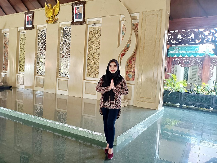 BERBAKAT: Faiqoh Winda Pratiwi berada di Pendopo Mandhapa Agung Ronggosukowati Pamekasan, Selasa (10/10). (UBAIDILLAHIR RA&rsquo;IE/JPRM)
