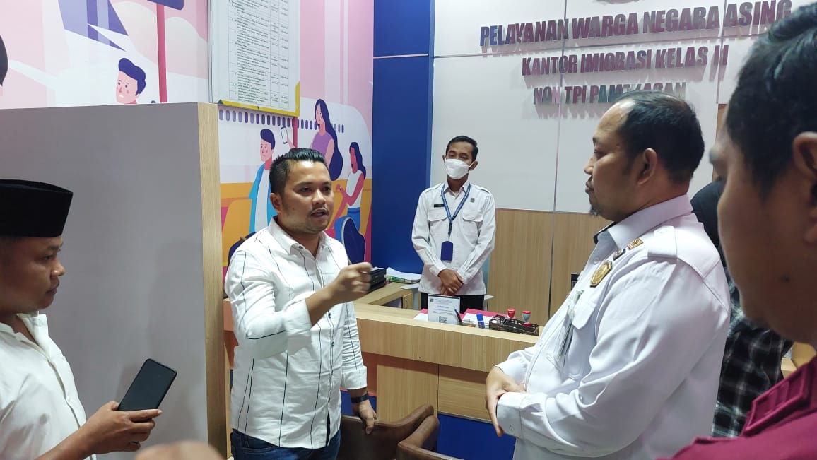 TURUN LANGSUNG: Anggota Dewan Perwakilan Rakyat RI Slamet Ariyadi (dua dari kiri) saat meninjau layanan di kantor Imigrasi Kelas II Non TPI Pamekasan, Rabu (11/10).