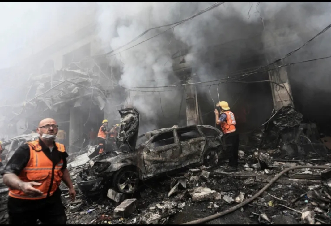 MENGERIKAN: Petugas penyelamat Palestina tiba setelah penembakan Israel di kamp pengungsi Jabalia, utara Kota Gaza, Senin (9/10) . (Sumber: ALJAZEERA)