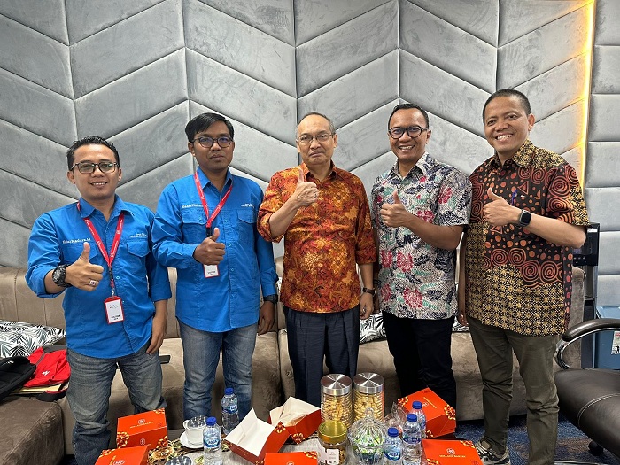 DUKUNG: Kepala SKK Migas Nurwahidi (tengah) berfoto bersama Manager Event dan Pengembangan Bisnis JPRM Moh. Sugianto (kiri) dan Pj Radarmadura.id Hendriyanto (dua dari kiri) di kantor SKK Migas.