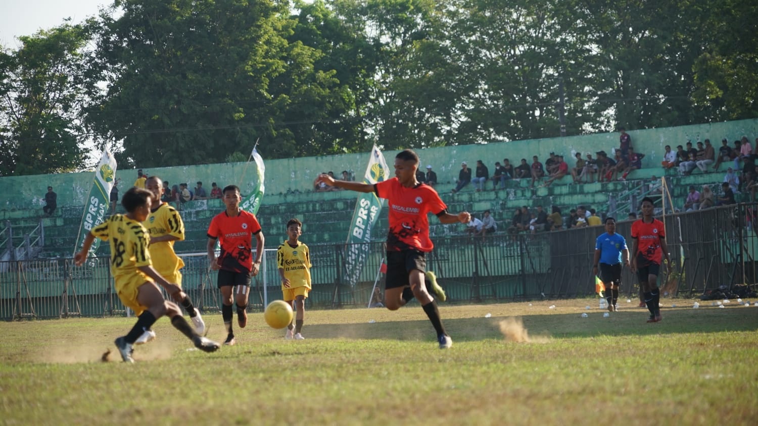 ADU KEMAMPUAN: Tim Kecamatan Masalembu (merah) bertanding melawan tim Kecamatan Bluto saat babak 8 besar turnamen sepak bola U-17 Bupati Cup di Stadion A. Yani Sumenep, Kamis (28/9). (M ERWIN MM/JPRM)