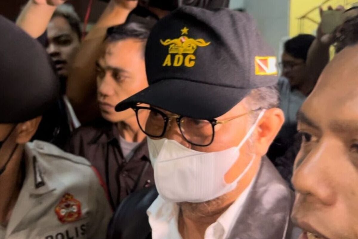MALU-MALU: Syahrul Yasin Limpo (SYL) saat dijemput paksa oleh KPK, Kamis (12/10). (Sumber Foto: JPNN)