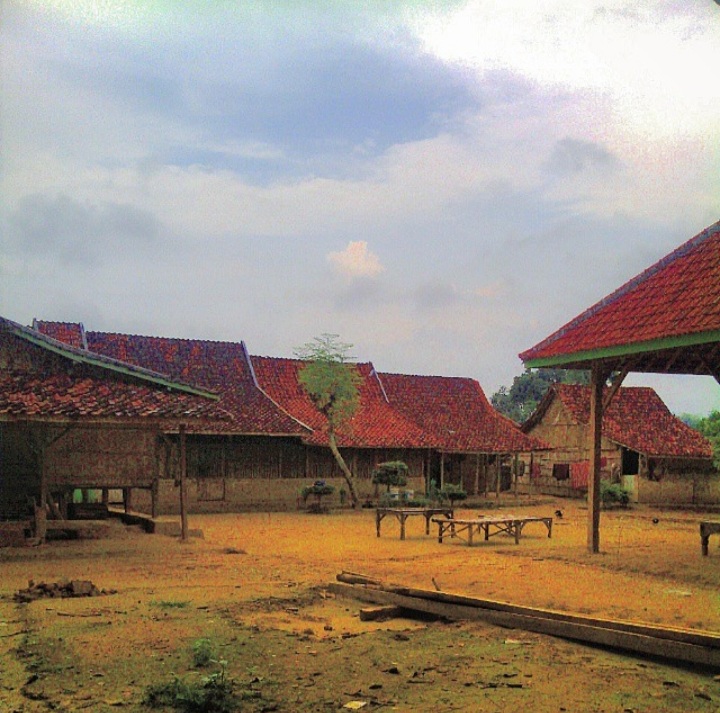 ADAT MADURA: Permukiman tradisional suku Madura yang disebut Taneyan Lanjang. (TRISNOGAMBAR UNTUK RADARMADURA.ID)