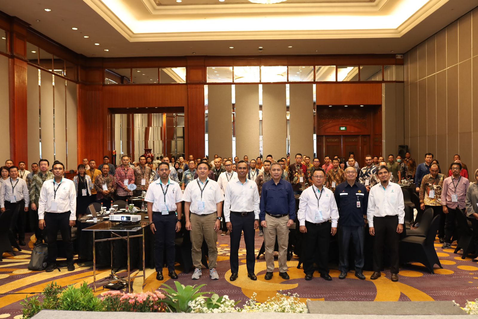 FOTO BERSAMA: Acara local vendor engagement 2023 diadakan di Surabaya pada tanggal 9&ndash;10 Oktober 2023