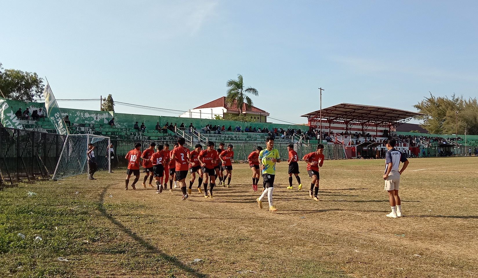 ASET SUMENEP: Atlet sepak bola bermain di Stadion A. Yani, Desa Pabian, Kecamatan Kota Sumenep, pada September. (MUHAMAD ERWIN MAULIDIN M/JPRM)