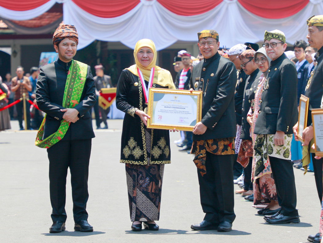 BERPRESTASI: Pj Bupati Pamekasan menerima piagam penghargaan dari Gubernur Jawa Timur disaksikan Wakil Gubernur di halaman Gedung Negara Grahadi, Surabaya, Kamis (12/10). (PEMKAB PAMEKASAN UNTUK JPRM)