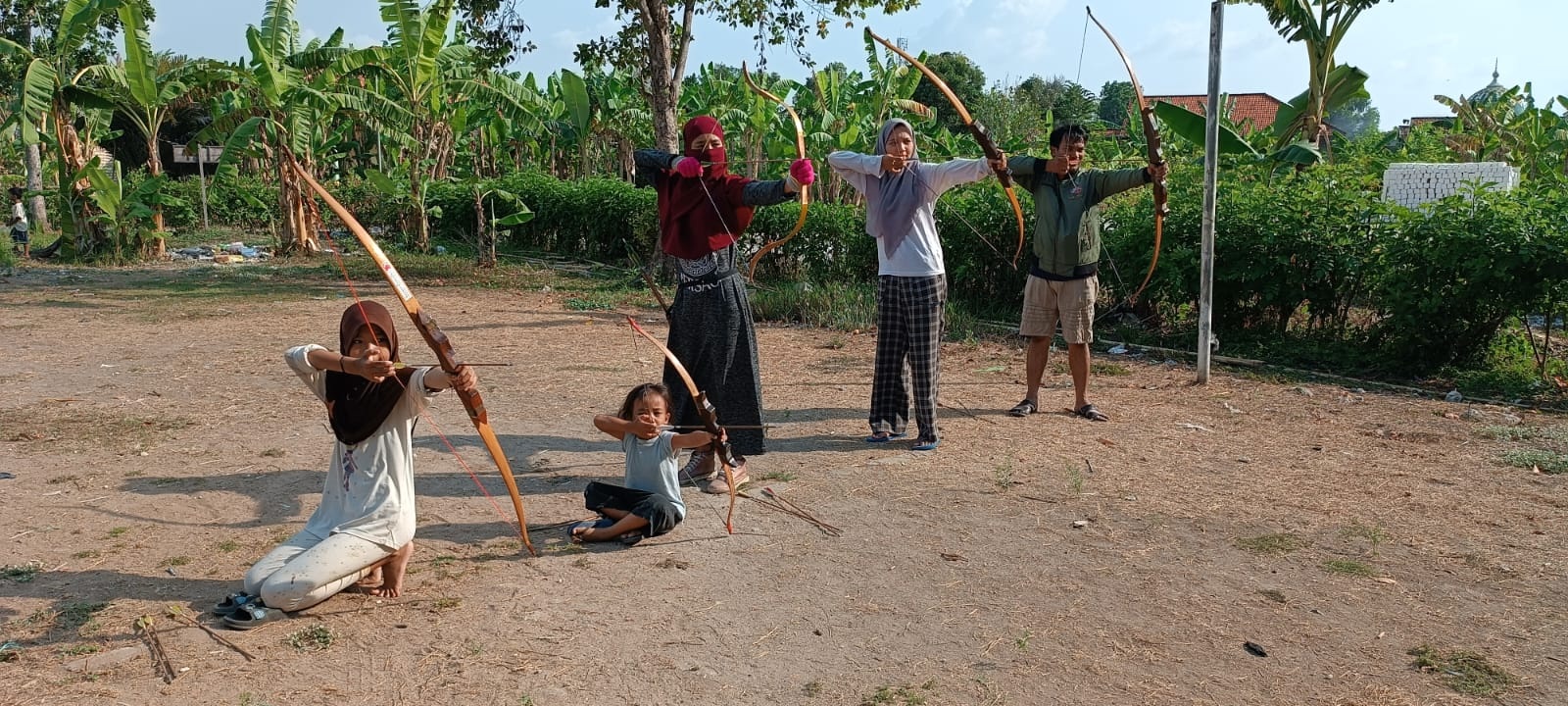 ASAH KEMAMPUAN: Para pelestari panahan tradisional Padepokan Songgo Sukmo mengikuti latihan rutin memanah Sabtu (14/10). (MUHAMMAD BIN RAHMAT UNTUK JPRM)