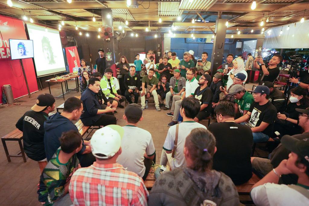 SOLID: Ketua PSSI Erick Thohir berbincang dengan para supporter di Surabaya.