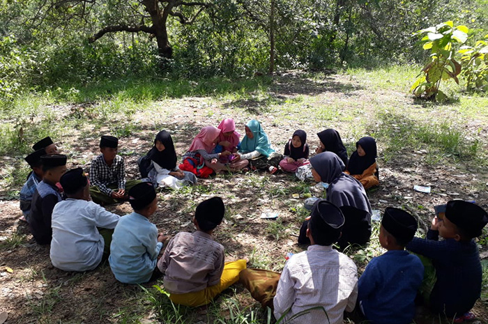 DEKAT DENGAN ALAM: Aktivitas belajar anak-anak Komunitas Sekolah Alam (KSA) Assalam asuhan almarhum Kiai Homaidy Ch setiap Jumat siang. (HOMAIDY UNTUK JPRM)