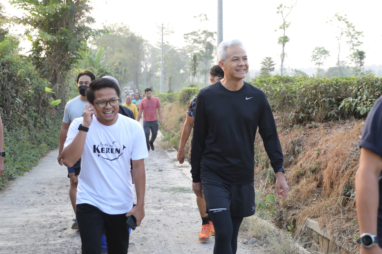 AKRAB: Ganjar Pranowo jalan-jalan bersama Duta Petani Milenial Sandi Oka Susila di Desa Tegallega, Kabupaten Cianjur, Jawa Barat, Kamis (5/10). (TIM MEDIA GANJAR PRANOWO UNTUK JPRM)