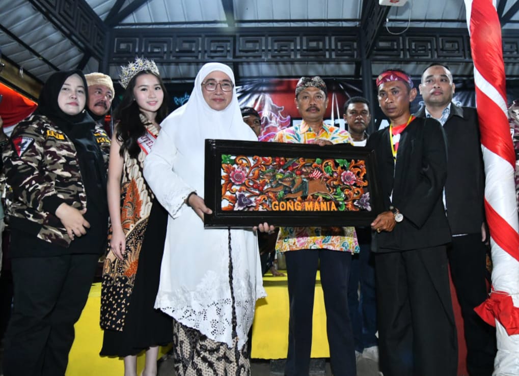 LESTARIKAN BUDAYA: Duta Putri Indonesia Budaya 2022 Karina Aliya Afandi mendampingi Wabup Sumenep Dewi Khalifah pada Sabtu (14/10) malam. (MUHAMAD ERWIN MAUKIDIN M/JPRM)