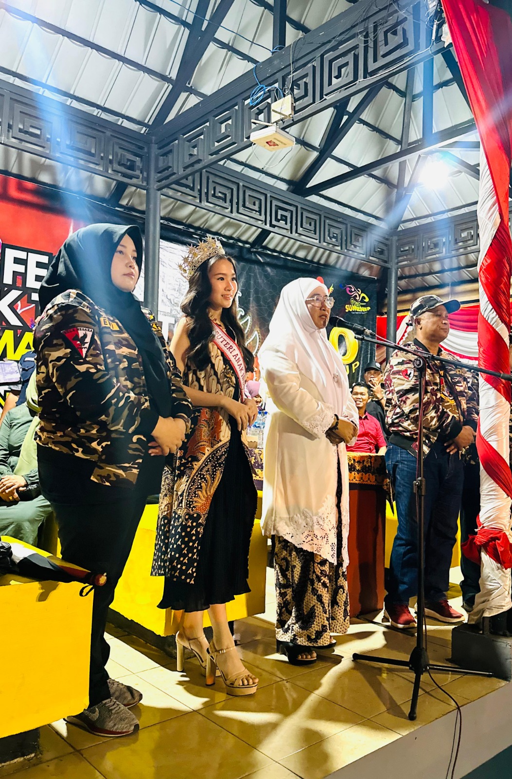 MEMUKAU: Duta Putri Indonesia Budaya 2022 Karina Aliya Afandi (dua dari kiri) mendampingi Wabup Sumenep Dewi Khalifah saat membuka festival musik tongtong di Taman Bunga Potre Koneng, Sumenep.