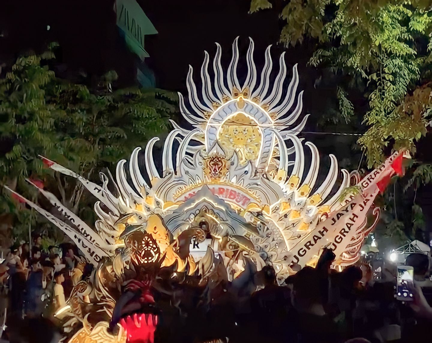 SEMARAK: Festival musik tongtong dalam rangka memperingati Hari Jadi Sumenep pada Sabtu (14/10) malam. (TILAAA.E UNTUK RADARMADURA.ID)