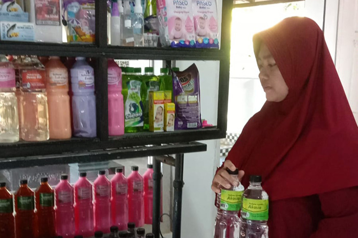 PEREMPUAN KREATIF: Hosnol Khotimah pemilik bisnis online Sadhuro Store mengecek barang dagangannya beberapa waktu lalu. (MOH. IQBAL/JPRM)