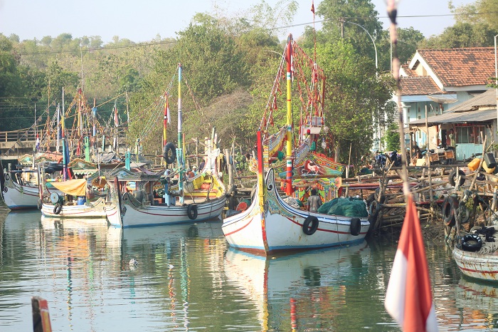 WARNA-WARNI: Nelayan berada di perairan Desa Tamberu Timur, Kecamatan Sokobanah, Sampang, Minggu (15/10). (MOH. IQBAL AFGANI/JPRM)