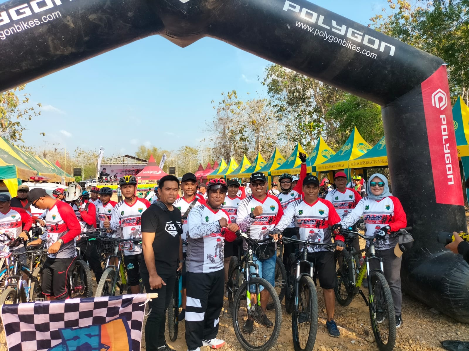 BEROLAHRAGA: Ratusan pesepeda siap jelajahi Bumi Jokotole dalam kegiatan Adventure Bike Sumenep 2023 di Lapangan Desa Kebunan, jalan lingkar utara, Minggu (15/10). (DISBUDPORAPAR UNTUK JPRM)