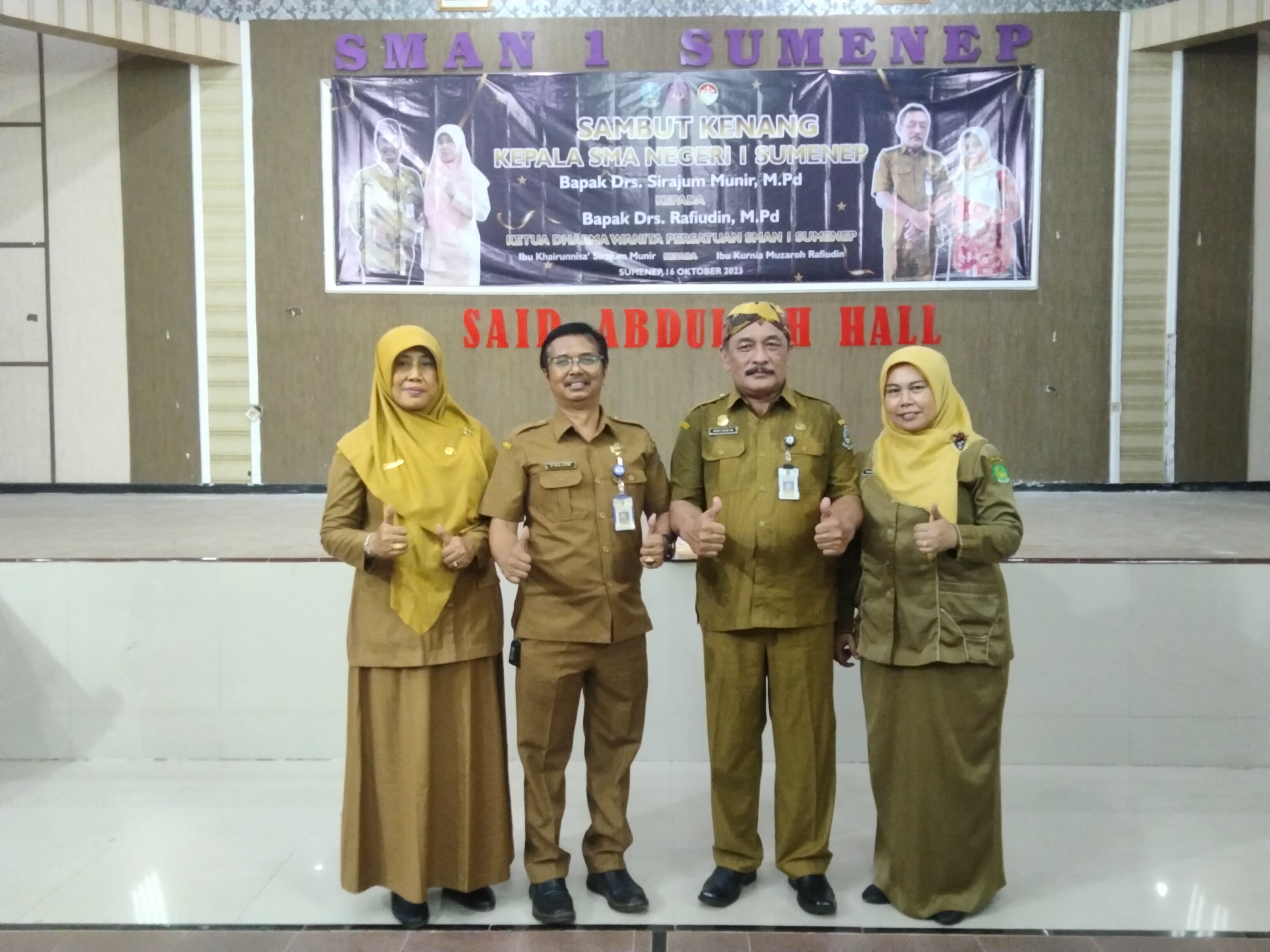 KASEK BARU: Drs. Rafiuddin, M.Pd, (dua dari kanan) bersama istri, sekaligus ketua DWP Kurnia Muzaroh, berfoto bersama mantan Plt SMAN I Sumenep Drs. Sirajum Munir, M.Pd, usai pelaksanaan sertijab.