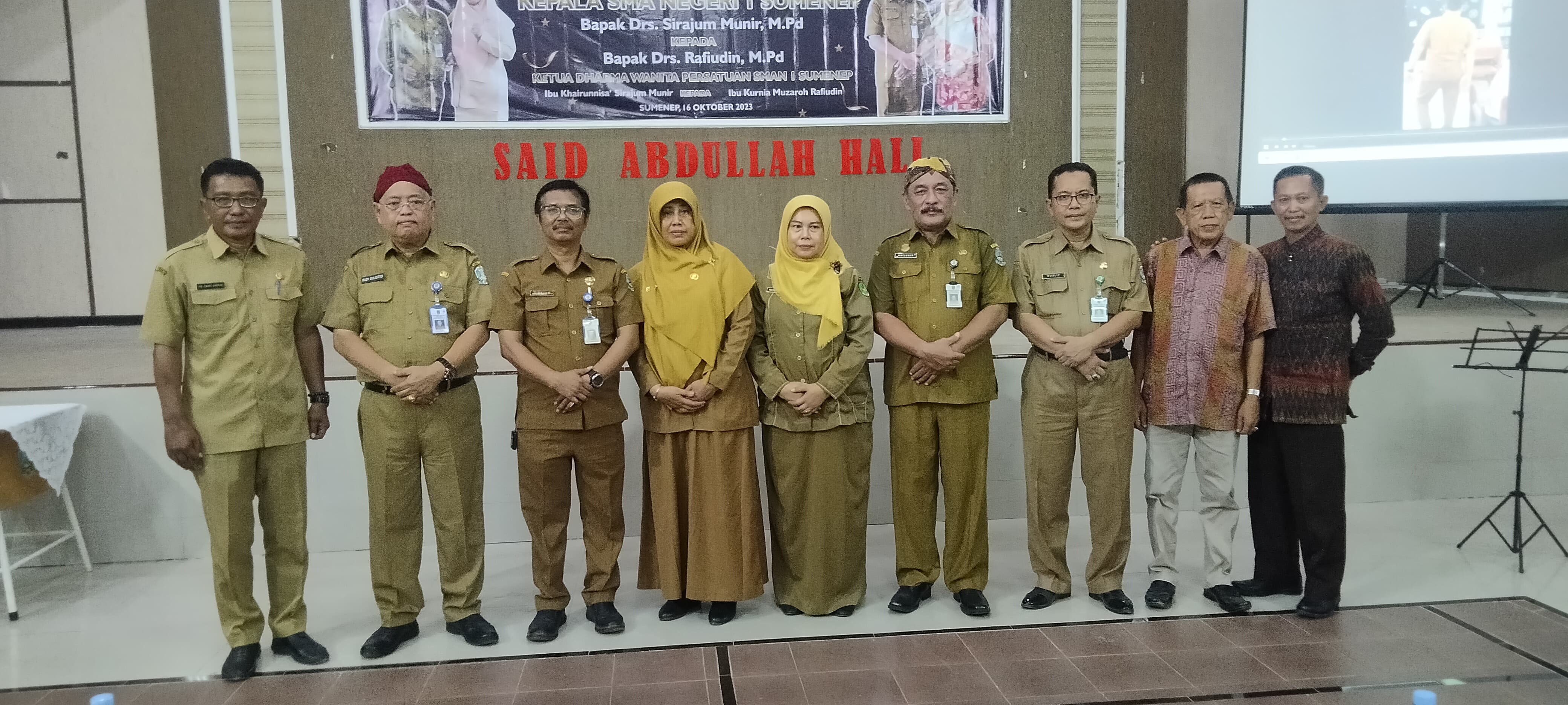 KHIDMAT: Kepala SMAN 1 Sumenep Drs. Rafiuddin, M.Pd, (empat dari kanan) berfoto bersama Kacabdindik Jatim Wilayah Sumenep, komite sekolah dan kasi SMA/SMK Cabdindik Wilayah Sumenep, Senin (16/10).