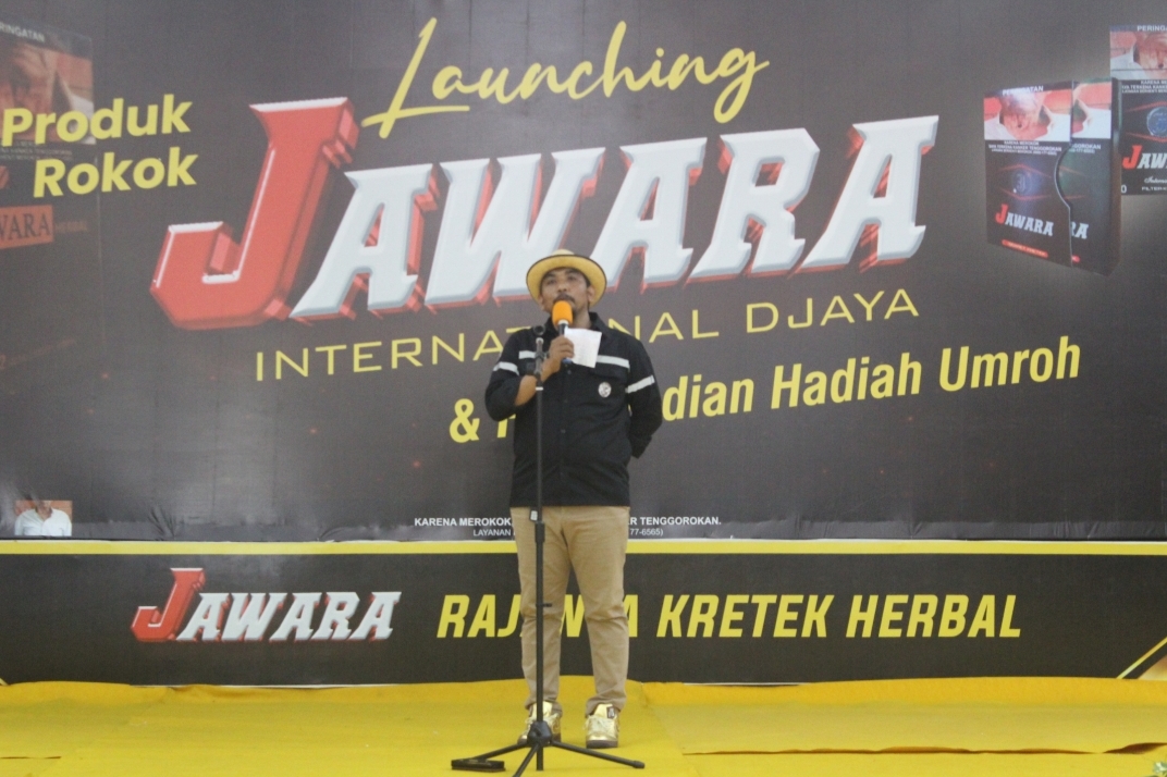 SUKSES: Owner CV Jawara Internasional Djaya Marsuto Alfianto pada launching produk, Minggu (10/9). (MOH. JUNAIDI/JPRM)