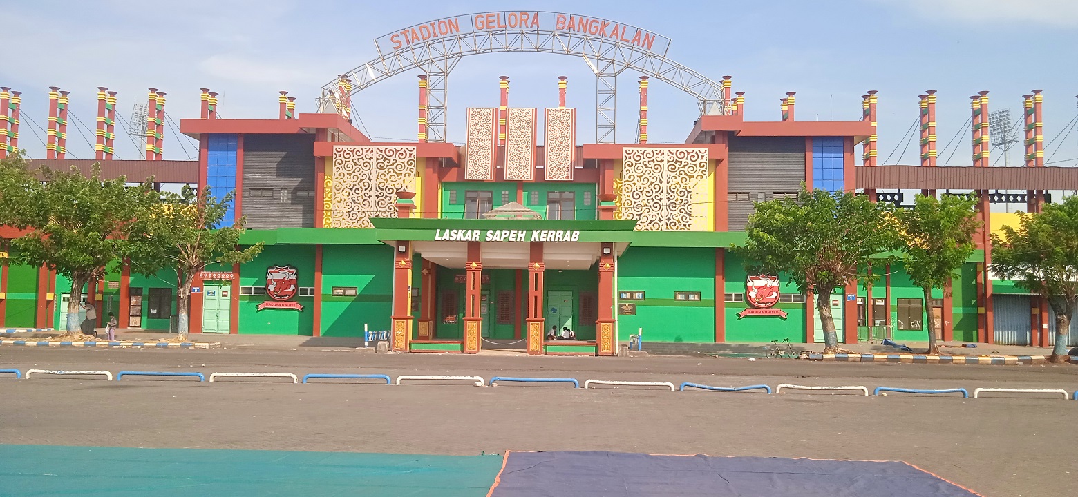 IKON: Siswa berada di depan pintu utama Stadion Gelora Bangkalan Senin (16/10). (JUPRI/JPRM)