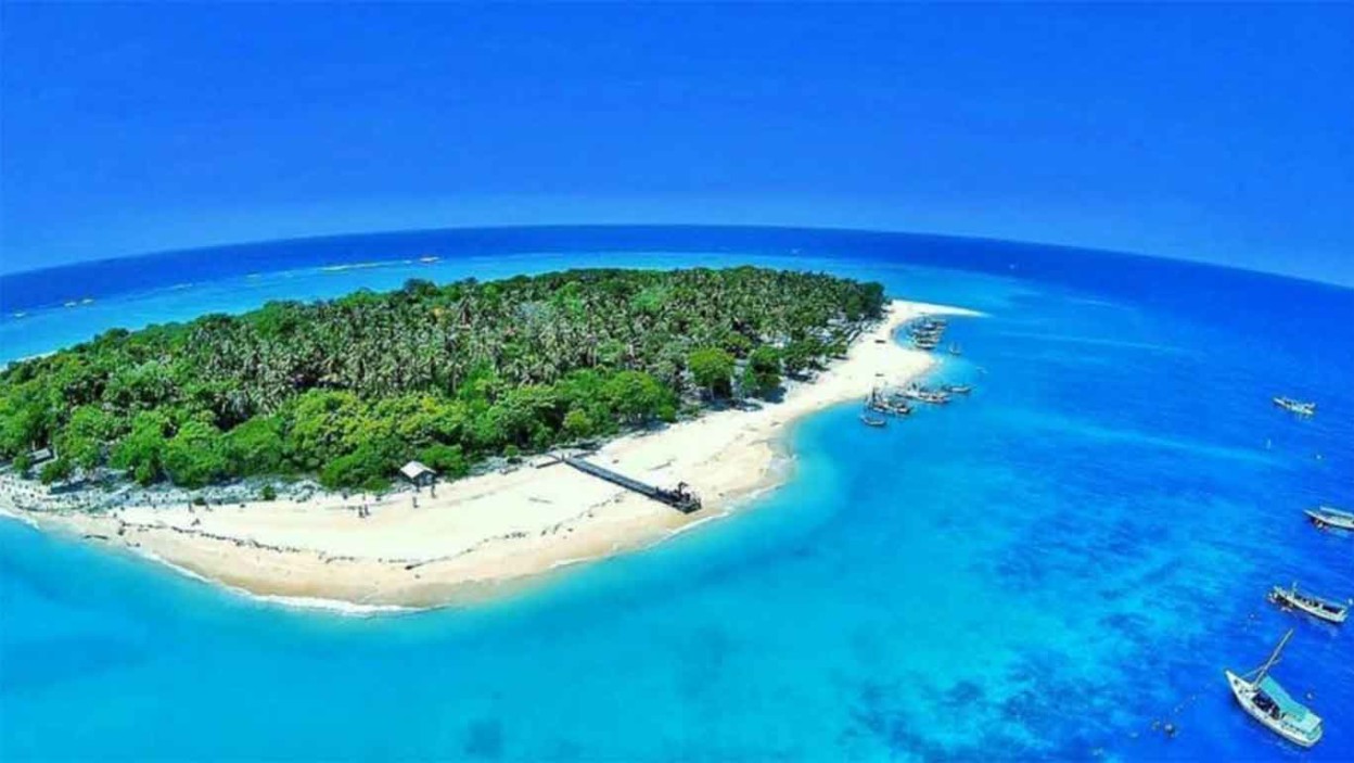 MEMESONA: Gili Labak, destinasi wisata Madura yang terletak di Kabupaten Sumenep, tampak menakjubkan. (PANTAINESIA UNTUK RADARMADURA.ID)