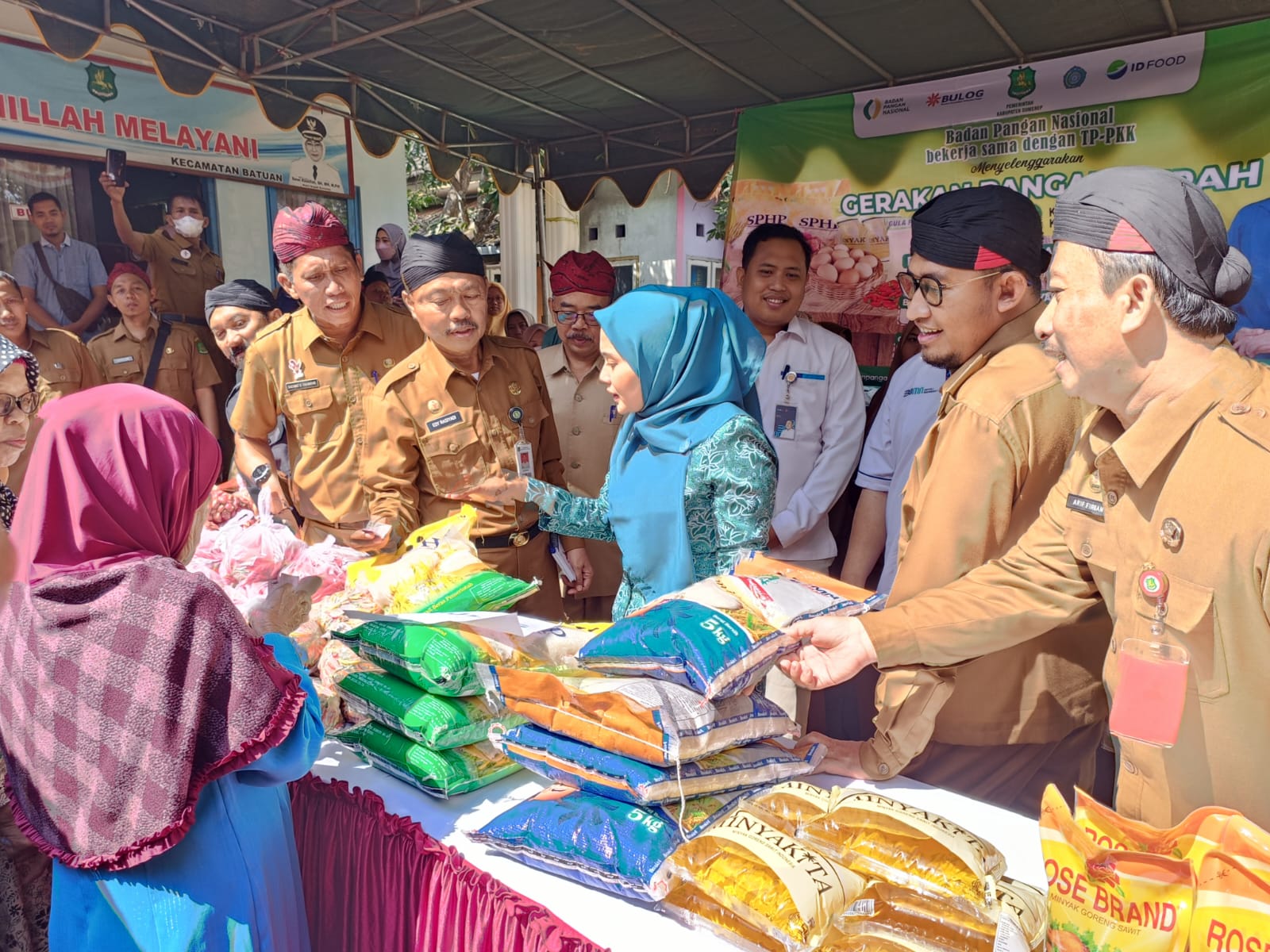 MERAKYAT: Bupati Sumenep, Ketua TP PKK, Kepala DKPP, Sekkab dan pejabat lainnya melayani masyarakat di stan GPM di halaman pendopo Kecamatan Batuan.