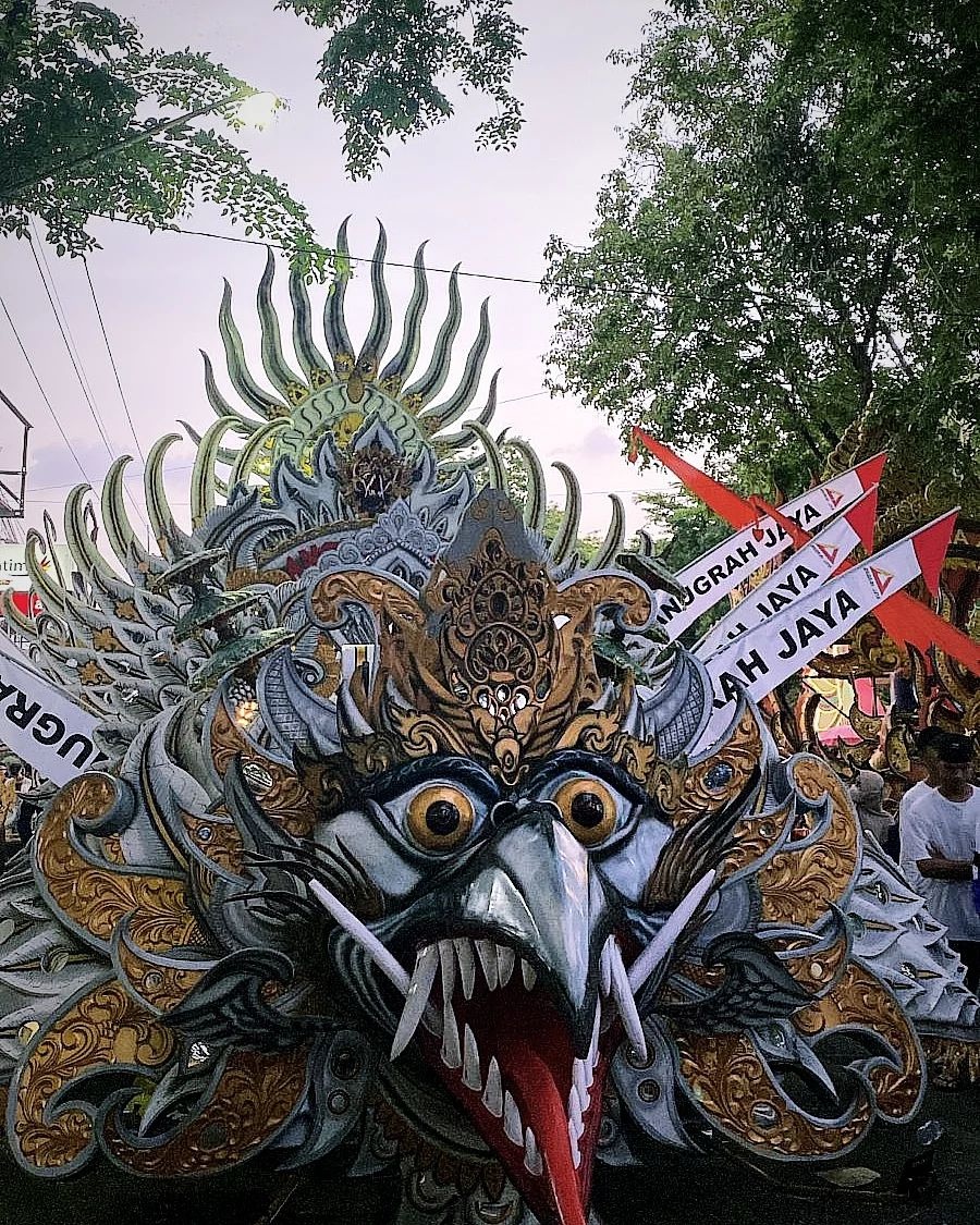 SEMARAK: Festival Musik Tongtong Se-Madura dalam rangka memeriahkan Hari Jadi Ke-754 Sumenep, Sabtu (14/10) malam. (ANGIN RIBUT UNTUK RADARMADURA.ID)