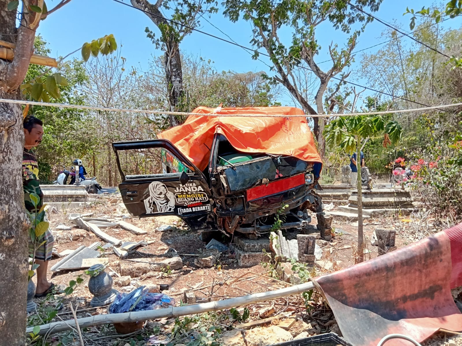 TUNGGAL: Warga melihat pikap yang terlibat laka di Jalan Raya Sogian, Kecamatan Omben, Sampang, Selasa (17/10). (MOH. IQBAL AFGANI/JPRM)