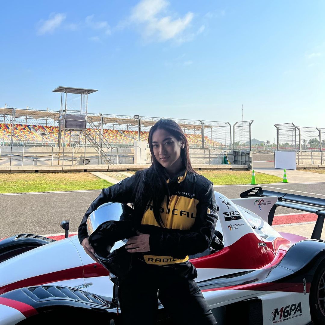 SUKA ADRENALIN: Aksi Anindita Hidayat dalam acara Radical SR3XXR di Sirkuit Pertamina Mandalika. (IG: @aninditahidayat)