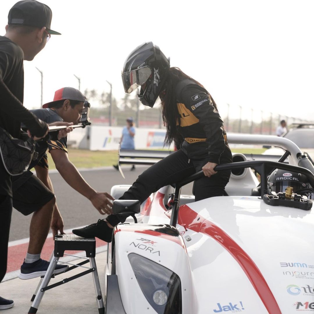 CINTA OLAHRAGA: Aksi Anindita Hidayat dalam acara Radical SR3XXR di Sirkuit Pertamina Mandalika. (IG: @aninditahidayat)
