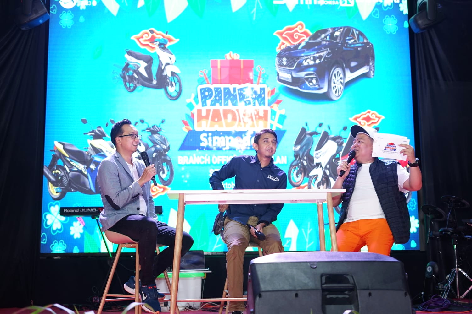 BERTABUR HADIAH: Pemimpin Cabang BRI Bangkalan Mohammad Arief Prabowo (kiri) berbincang saat kegiatan PHS, Sabtu (14/10). (BRI CABANG BANGKALAN UNTUK JPRM)