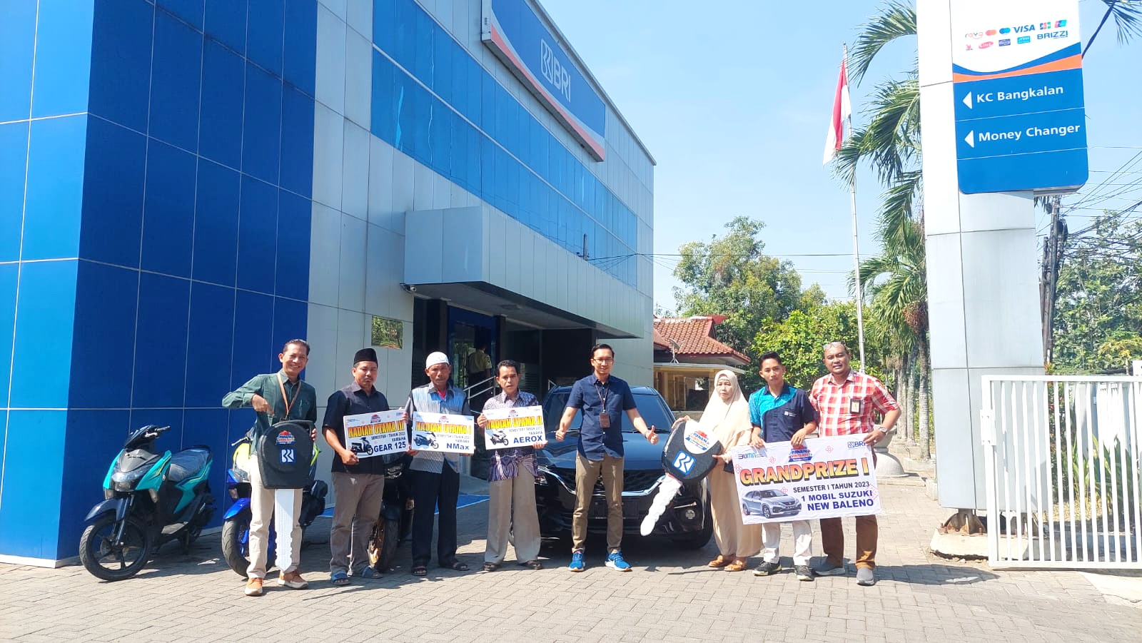 BERIKAN HADIAH: Pemimpin Cabang BRI Bangkalan Mohammad Arief Prabowo (tengah berkacamata) memberikan hadiah kepada para pemenang undian hadiah Simpedes BRI Rabu (18/10). (ZEINAL ABIDIN/JPRM)
