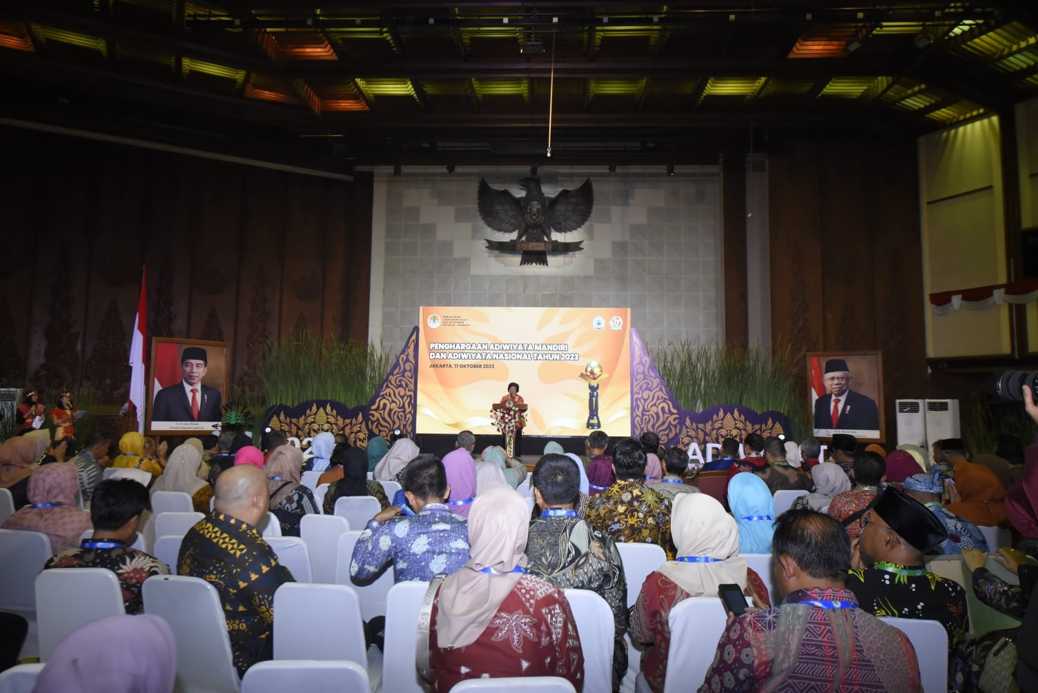 MEMBANGGAKAN: Menteri LHK Siti Nurbaya menyampaikan sambutan dalam penganugerahan penghargaan Adiwiyata di Jakarta Pusat, Selasa (17/10). (DLH UNTUK JPRM)