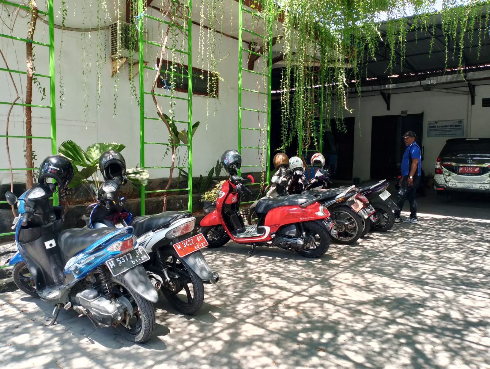 BERJEJER: Karyawan DP3AKB berada di area parkir kantor, Rabu (18/10). UBAIDILLAHIR RA&rsquo;IE/JPRM)