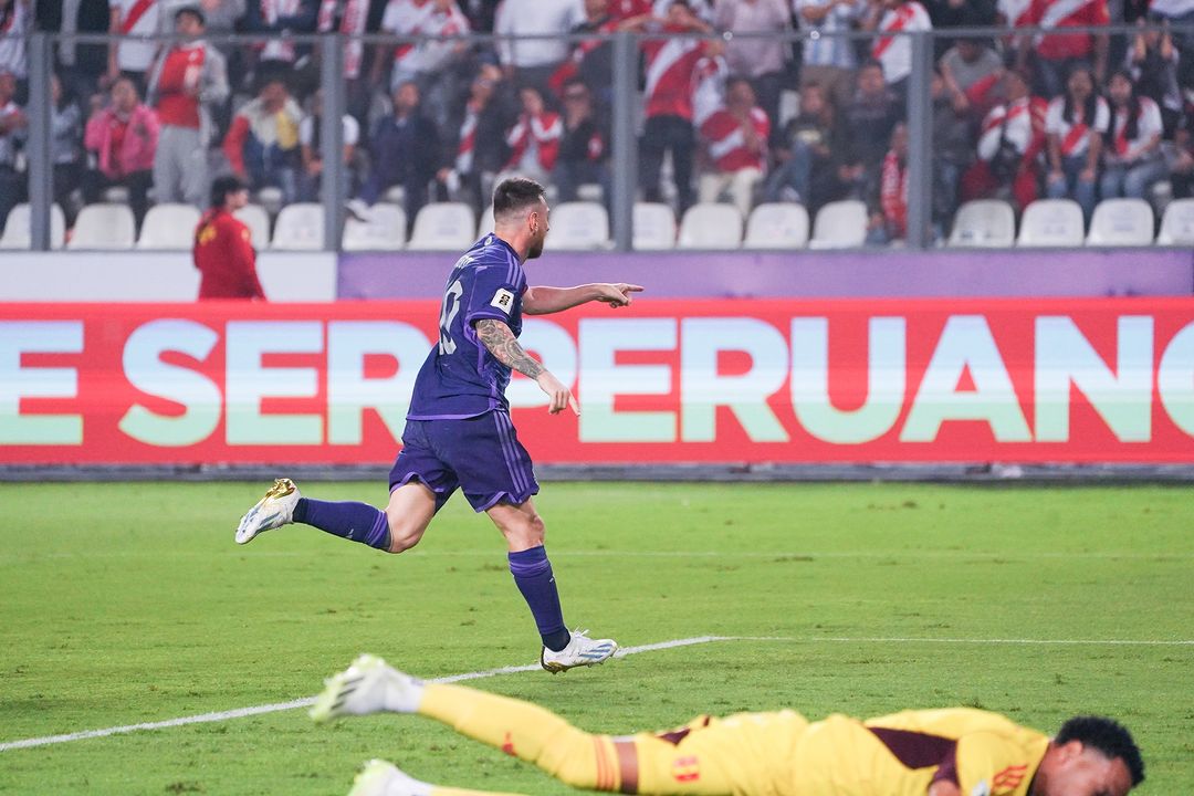 MEGA BINTANG: Selebrasi Lionel Messi usai membobol gawang Peru. (IG: @afaseleccion)