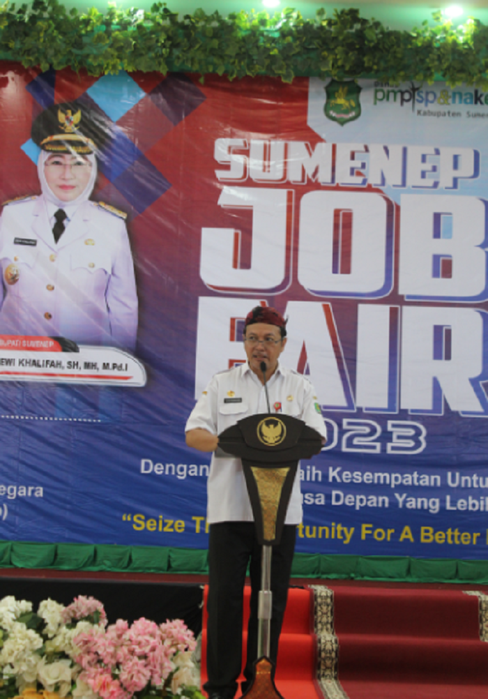 BERWIBAWA: Kepala DPMPTSP Naker Sumenep Abd. Rahman Riadi menyampaikan laporan kegiatan dalam acara pembukaan Job Fair 2023 di Gedung Korpri Rabu (18/10). (MUHAMMAD ERWIN MAULIDIN M/JPRM)