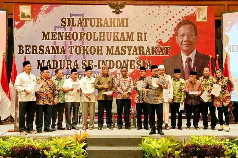 KOMITMEN: Tokoh dan ulama Madura berfoto bersama dalam pertemuan di Surabaya, Selasa (17/10). (KH AHMAD FAUZI TIDJANI UNTUK JPRM)