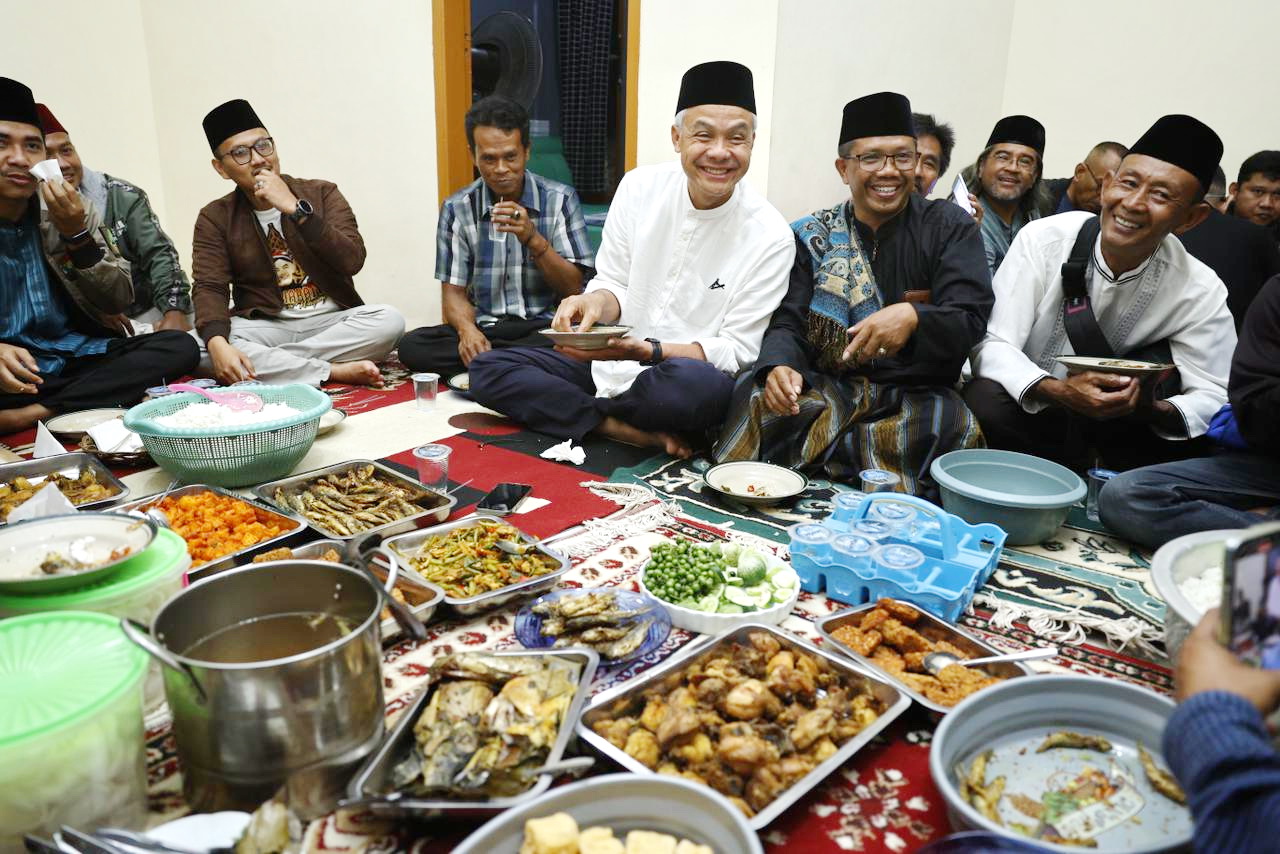 MERAKYAT: Ganjar Pranowo menginap di Kampung Nagrog, Desa Muncang, Kecamatan Sodonghilir, Tasikmalaya, Senin (9/10). (TIM MEDIA GANJAR PRANOWO UNTUK JPRM)