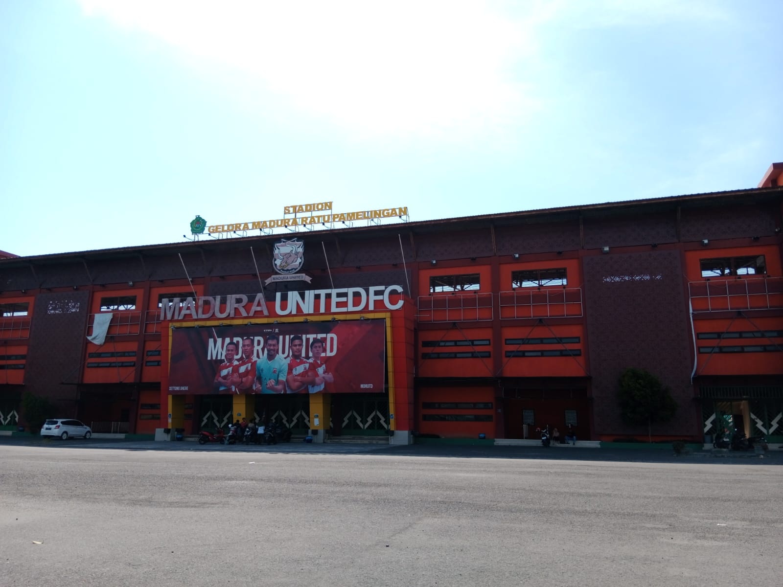 TERIK: Warga berada di sekitar Stadion Gelora Madura Ratu Pamelingan (SGMRP) Pamekasan Rabu (18/10). (LAILIYATUN NURIYAH/JPRM)