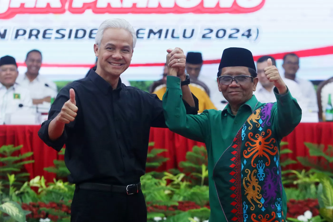 Bacapres dari PDI Perjuangan (PDIP) Ganjar Pranowo dan bakal calon wakil presiden Mahfud MD saat acara pengumuman bakal cawapres pada Pilpres 2024 di kantor DPP PDIP, Jakarta, Rabu (18/10/2023).