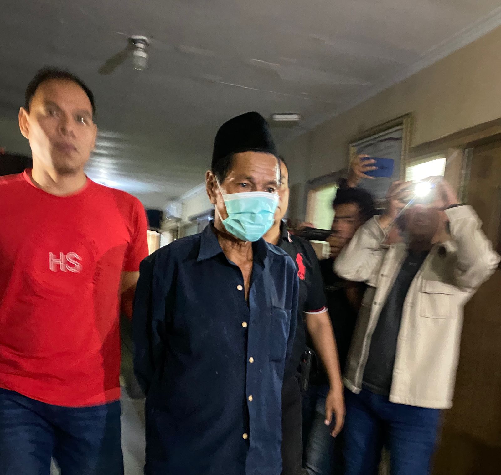 DIRINGKUS: Pelaku pembunuhan di Desa Pangereman, Kecamatan Batumarmar, dibawa ke Mapolres Pamekasan, Kamis (19/10). (MOH. JUNAIDI/JPRM)