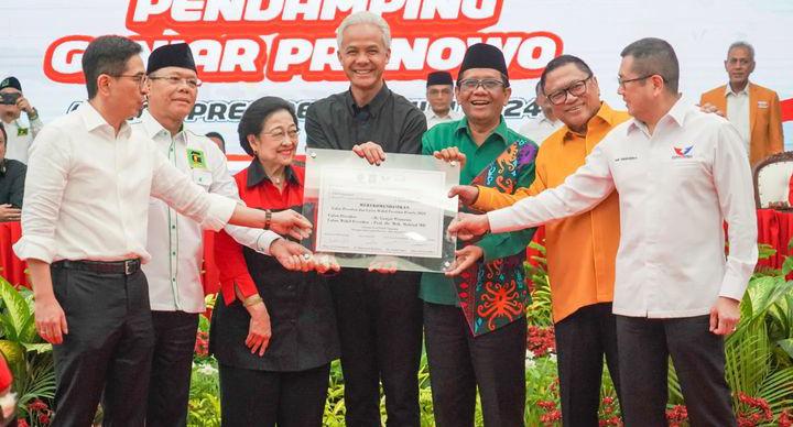RESMI: Ketua Umum PDIP Megawati Soekarnoputri mengumumkan mahfud MD sebagai bakal cawapres pendamping Ganjar Pranowo di kantor PDIP, Menteng, Jakarta Barat, pada Rabu (18/10) (Instagram @mohmahfudmd)