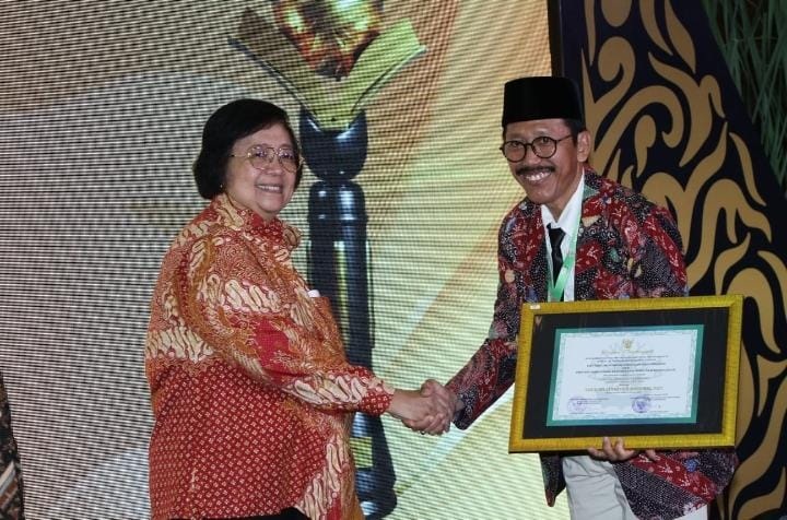 PENUH SEMANGAT: Menteri Lingkungan Hidup dan Kehutanan Republik Indonesia Siti Nurbaya menyerahkan piagam penghargaan kepada Kepala SDN Dalpenang 1 Abd. Hannan. (ABD. HANNAN UNTUK JPRM)