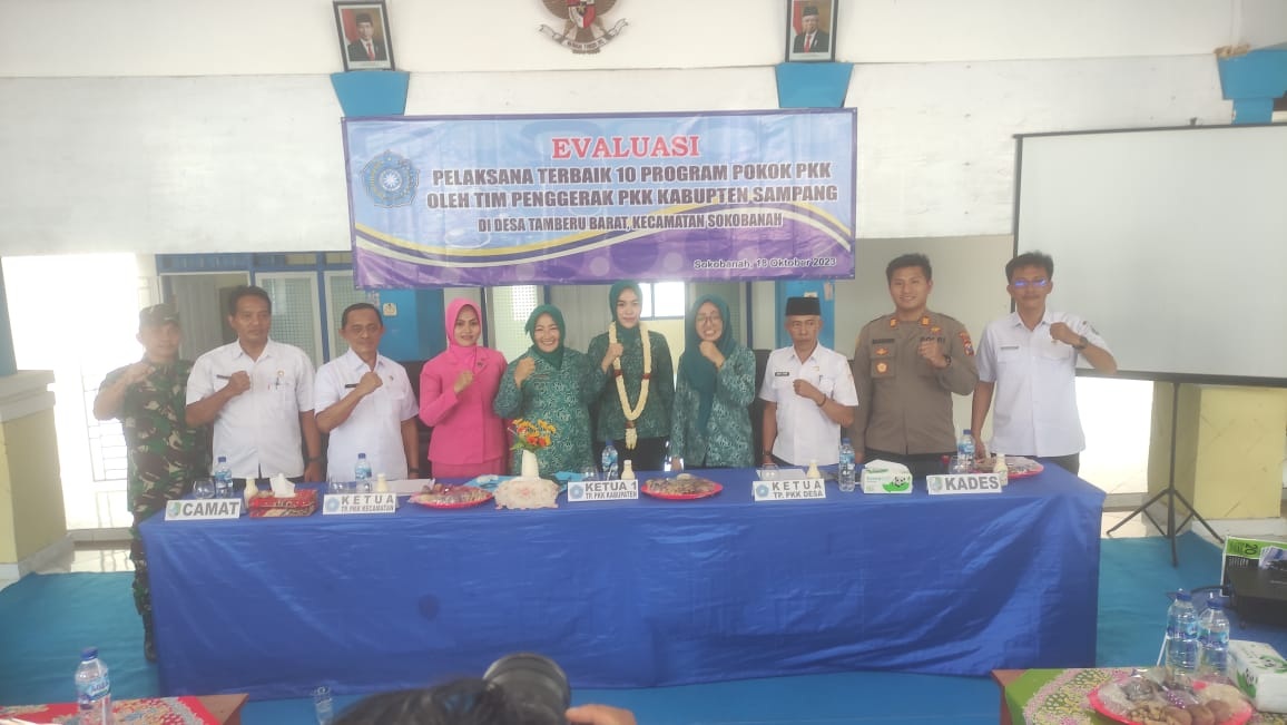 SEMANGAT: Pj Kades Tamberu Barat Abdul Haris (pakai peci) didampingi istri dan anggota muspika berfoto bersama Ketua 1 TP PKK Sampang Vanny Abdullah Hidayat. (PEMDES UNTUK JPRM)
