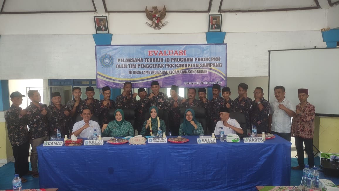 TERUS MAJU: Ketua 1 TP PKK Sampang, Camat Sokobanah dan istri, Ketua TP PKK Desa Tamberu Barat, Pj Kades Tamberu Barat beserta perangkat desa foto bersama usai acara, Rabu (18/10). (PEMDES UNTUK JPRM)