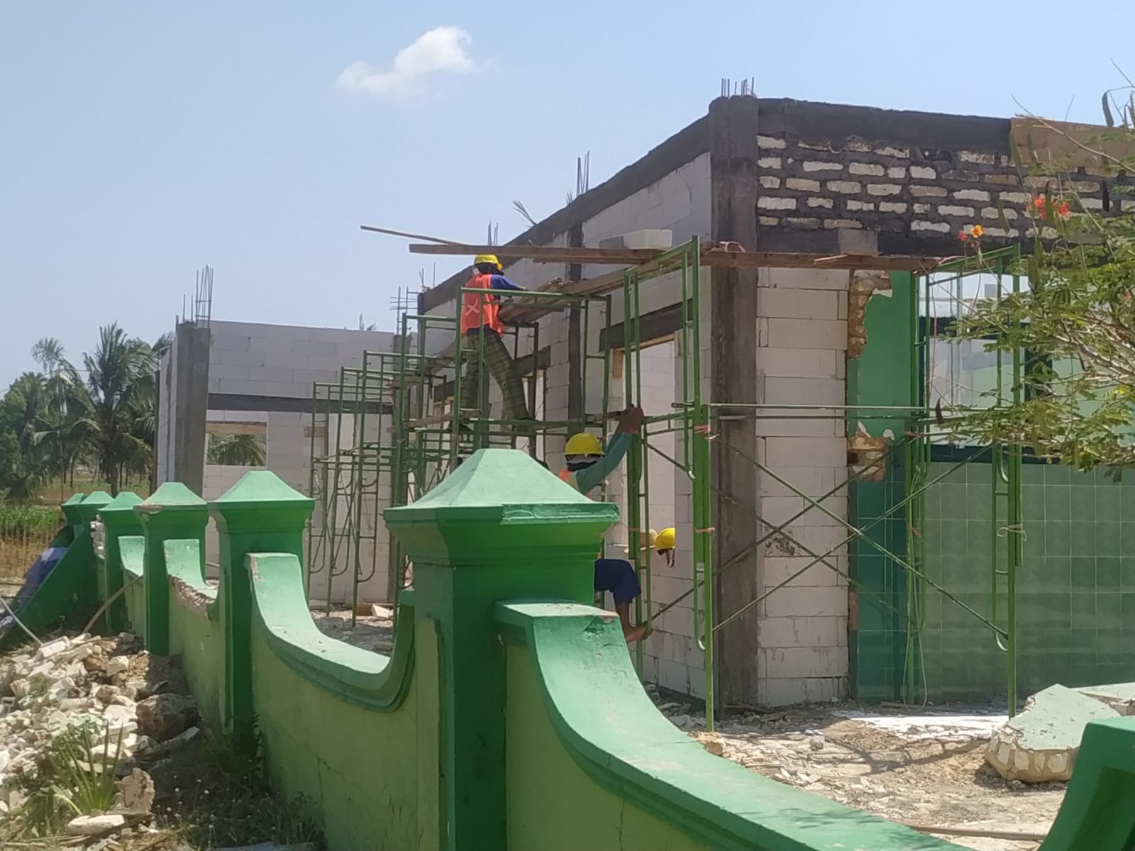 KEJAR DEADLINE: Tukang melanjutkan pekerjaan proyek SDN Talang 2, Kecamatan Saronggi, Kamis (19/10). (HERIVIYA YUVI/JPRM)