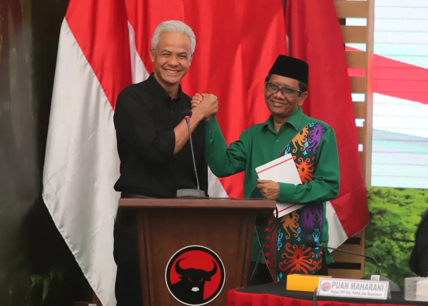 Bacapres dari PDIP Ganjar Pranowo dan bacawapres Mahfud MD saat acara pengumuman bakal calon wakil presiden pada Pilpres 2024 di kantor DPP PDIP, Jakarta
